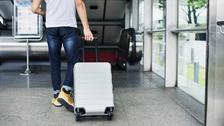 Turista con maleta llegando a Washington