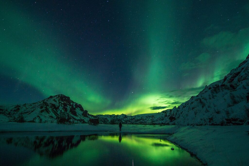 Montañas y auroras boreales en Islandia