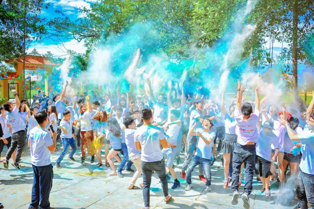 Personas celebrando el Festival Holi con polvos de colores en la India