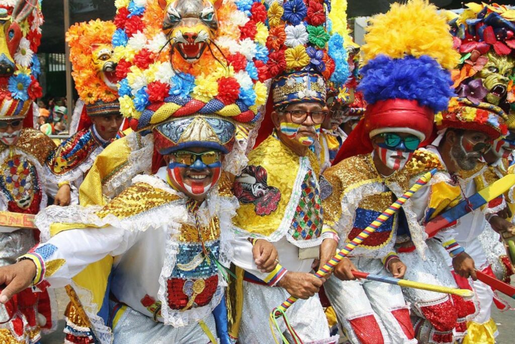 personas disfrazadas en el carnaval de Barranquilla