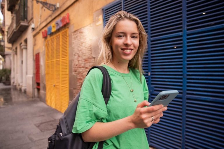 Viajera activando el roaming para conectarse en otro pais