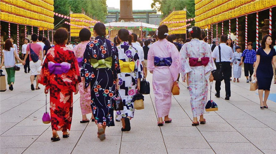 Vestidos tradicionales en el festival Mitama de Tokio