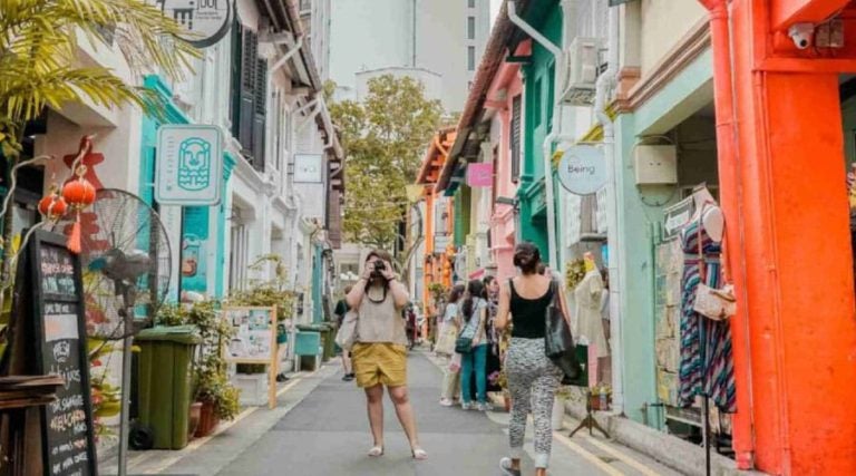 Turistas realizando planes turísticos en viajes internacionales