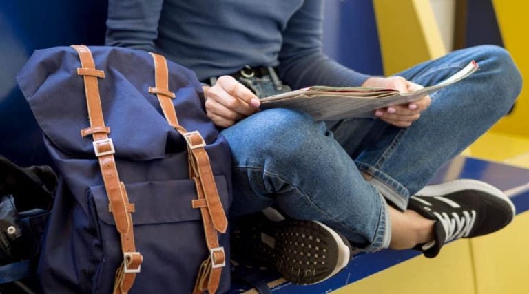 Mochila de mano o equipaje para llevar en la cabina del avión