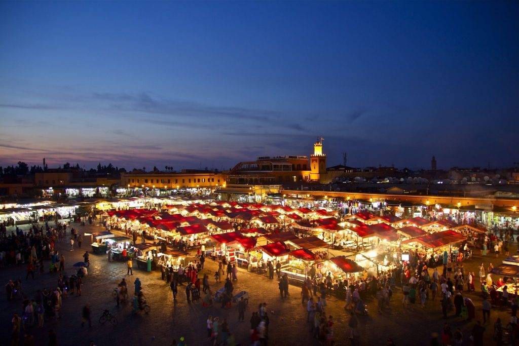 Vista panorámica nocturna de la plaza Jemaa el-Fnaa en Marrakech