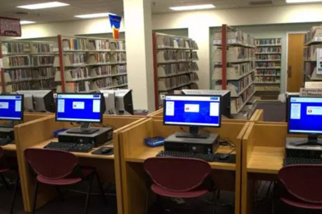 Computadores portátiles en una biblioteca pública