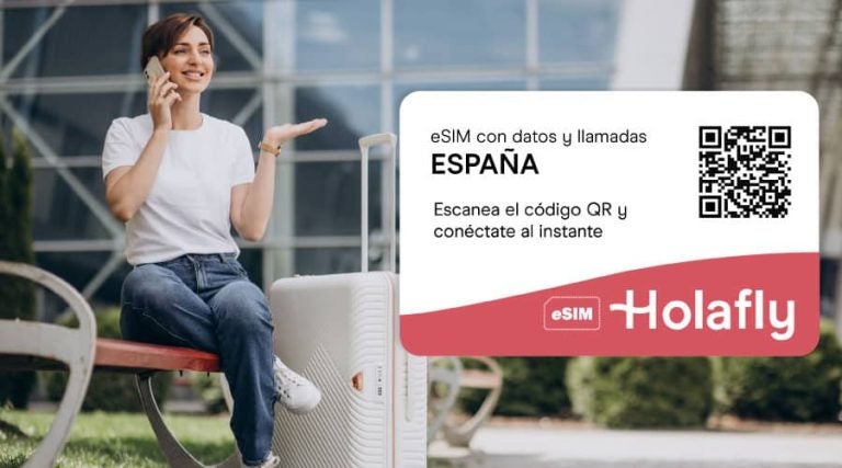 Viajera usando una eSIM de datos en Barcelona, España