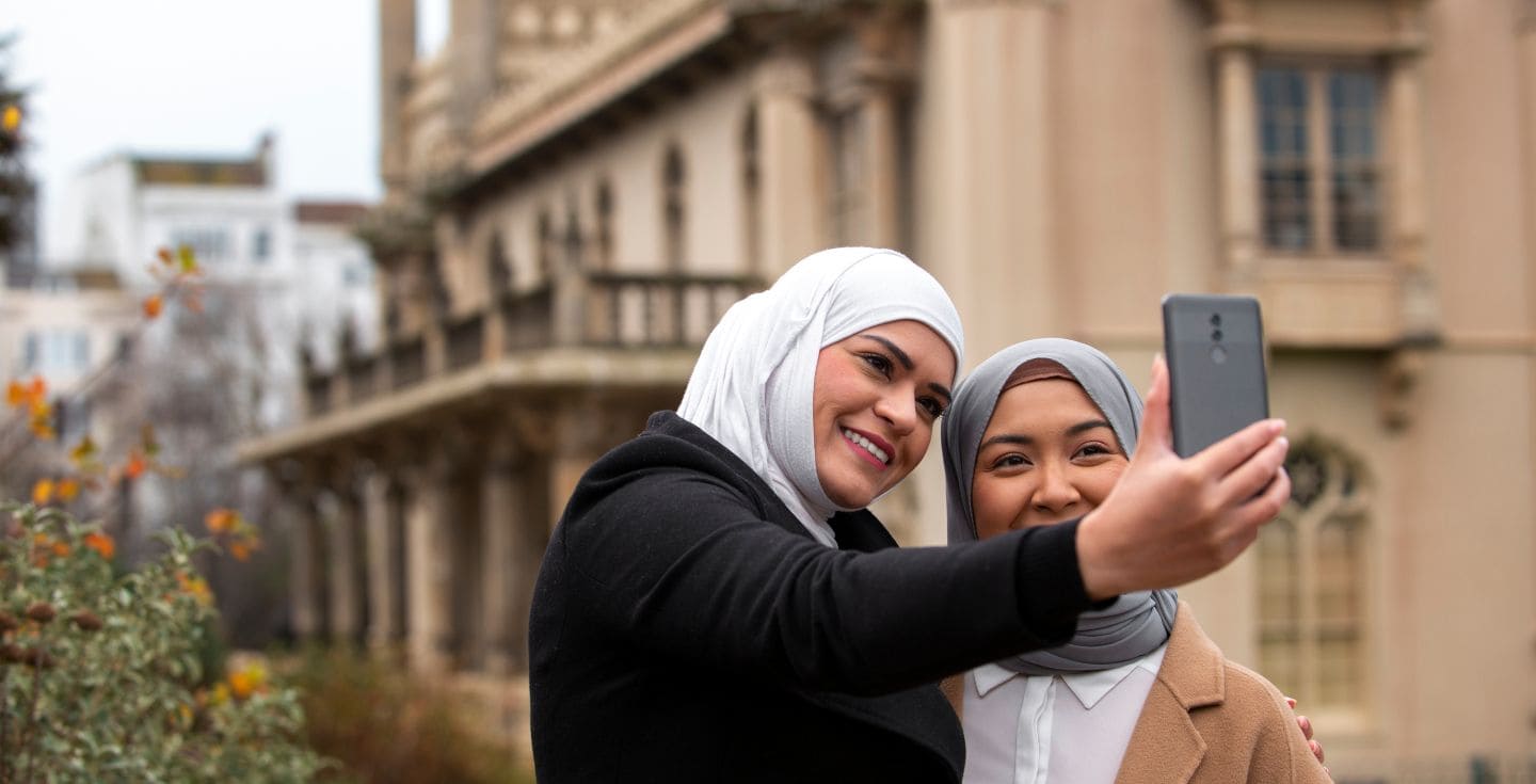 Mujeres iraníes usando el móvil