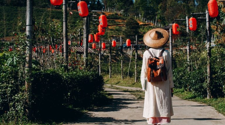 Turista con maleta de viaje y ropa de verano