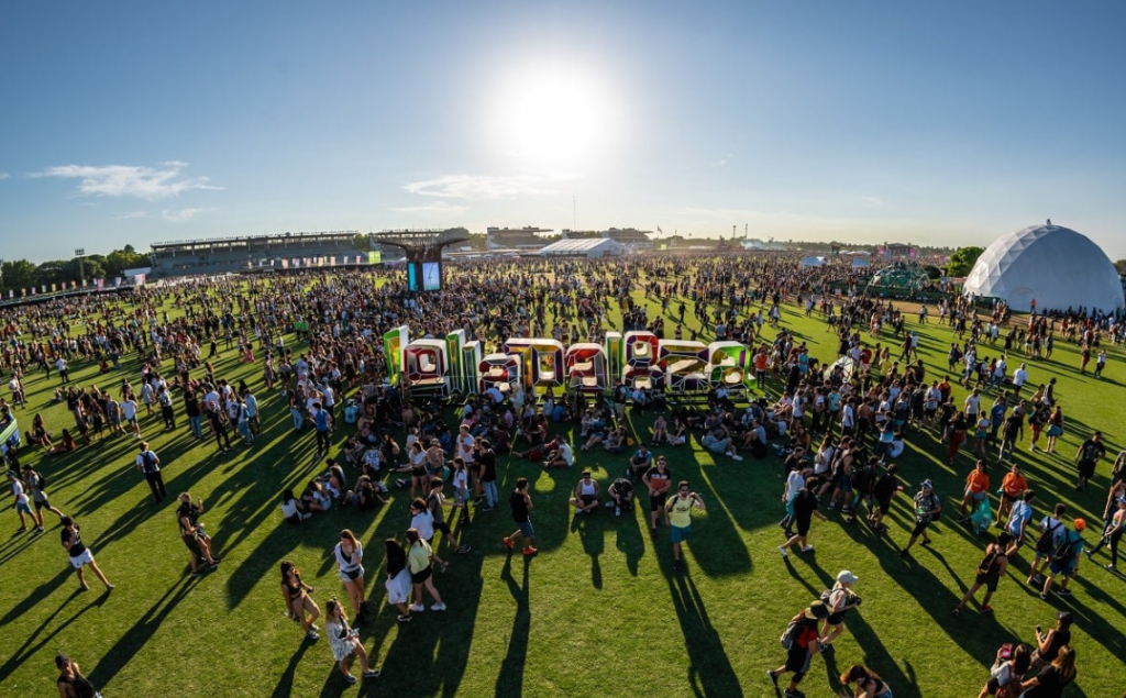 Vista de un grupo de personas en el festival Lollapaloza Argentina