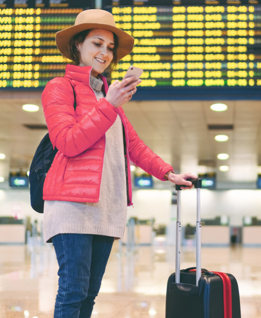 eSIM Global para viajeros con mujer en aeropuerto