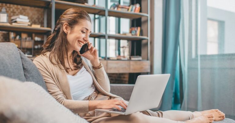 Mujer teletrabajando sentada en un sofá