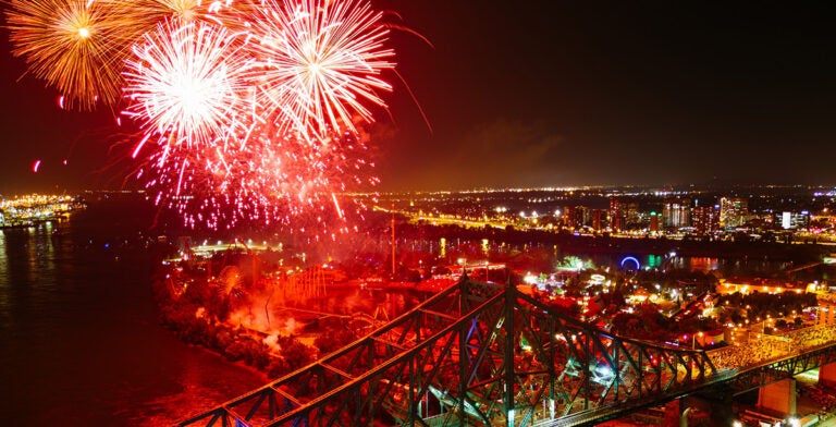 Fuegos artificiales cerca del puente Jacques Cartier, Montreal