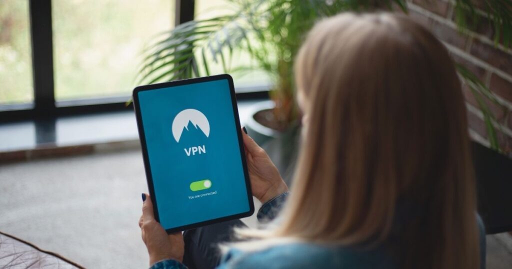 Chica con una tablet haciendo uso de una VPN.