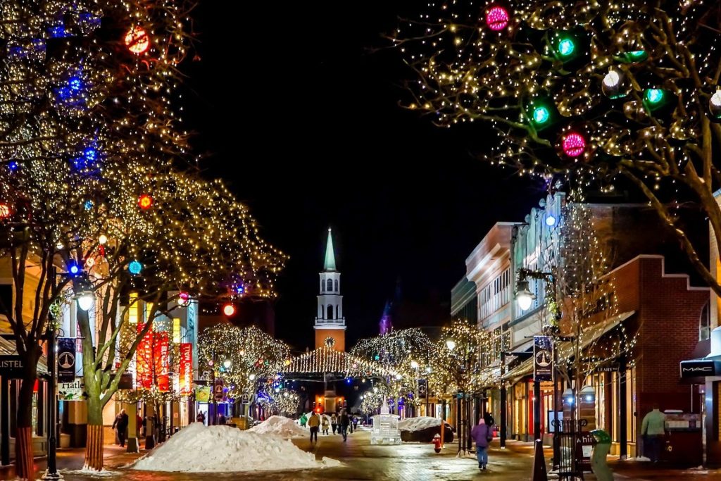 Decoración y luces de navidad en un paisaje urbano para visitar en diciembre