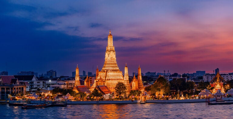 Puesta del sol sobre el templo Wat Arun en Tailandia
