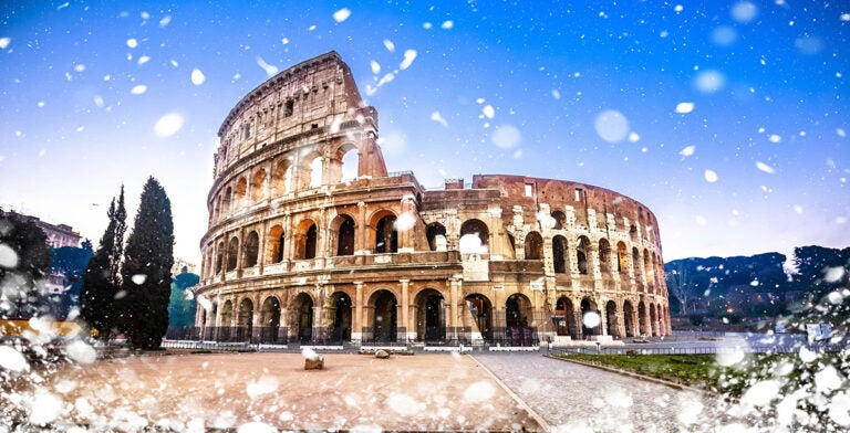 Vista de la nieve en diciembre, Coliseo de Roma