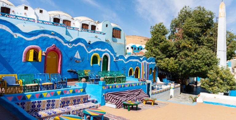 Coloridas casas nubias en Asuán, Egipto
