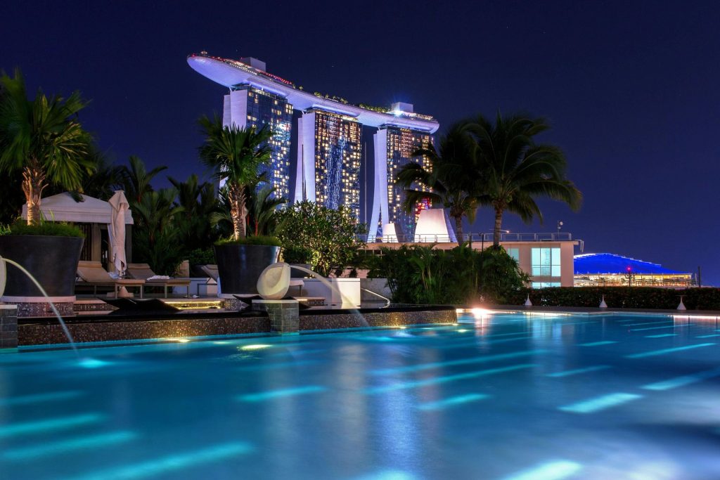 Vista nocturna de Marina Bay Sands.