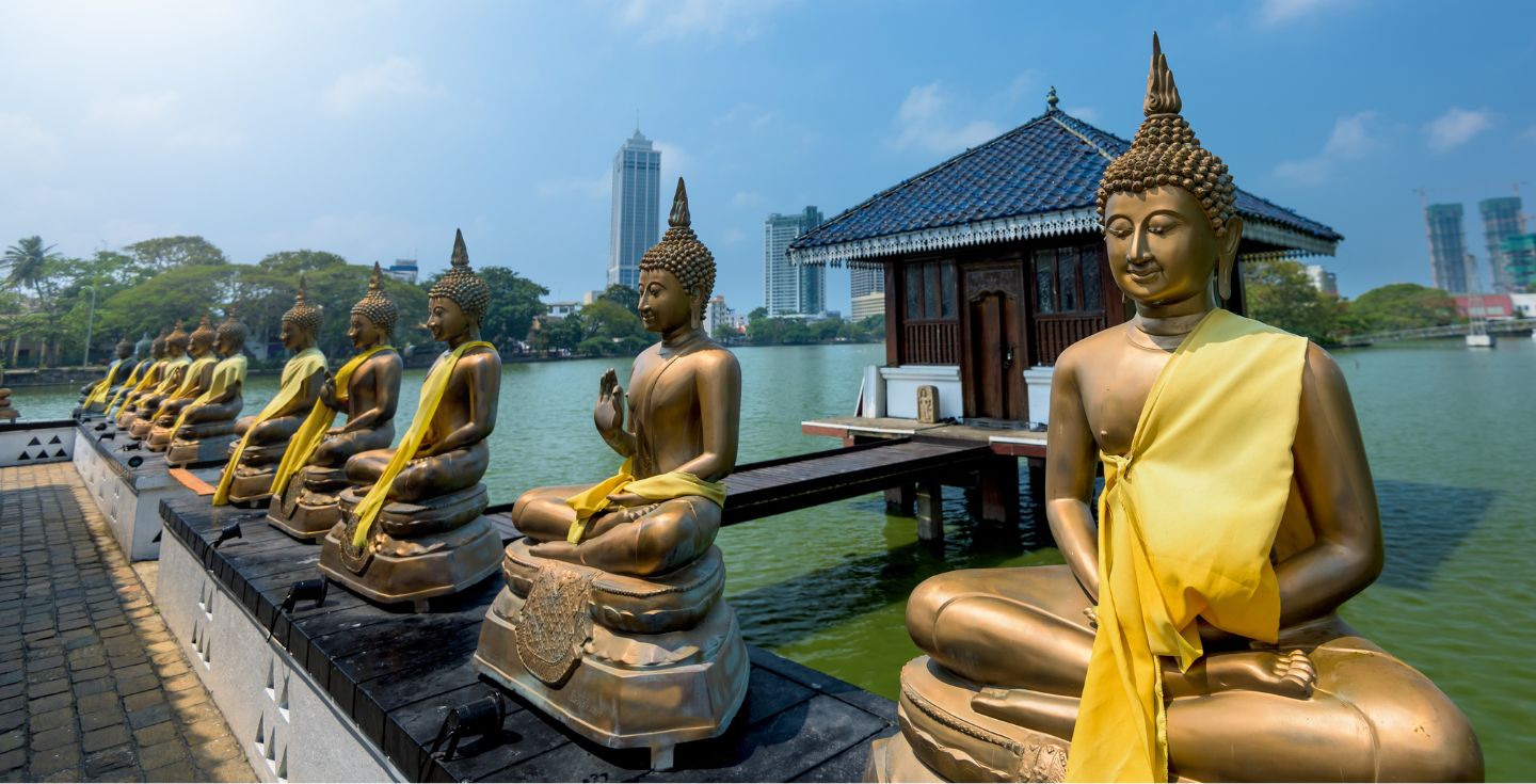 que ver en sri lanka: estatuas de buda en el templo Seema Malaka en Colombo