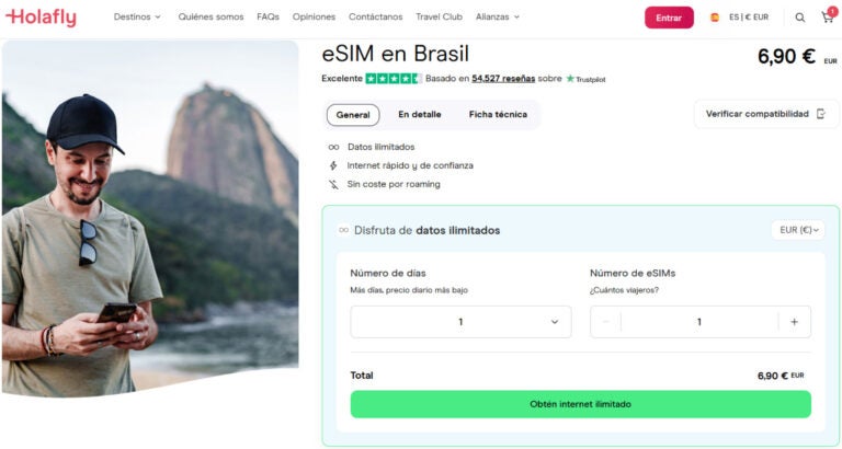 Oferta de eSIM Holafly para Brasil con datos ilimitados, mostrando un viajero usando su móvil en una playa brasileña.