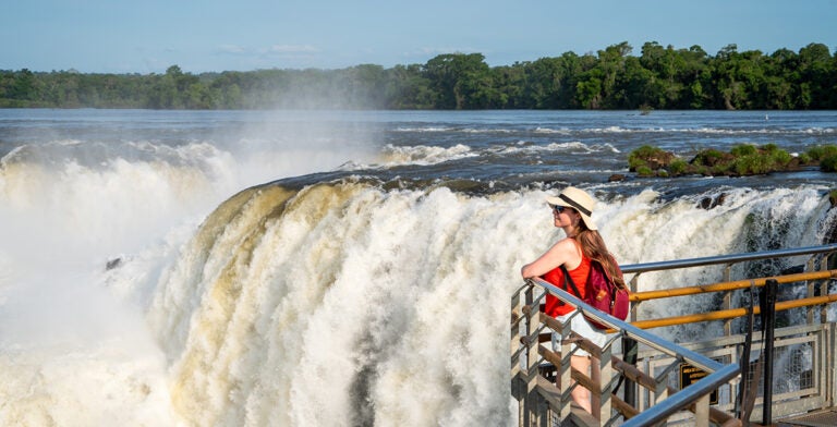 Turista en las Cataratas del Iguazú, Argentina