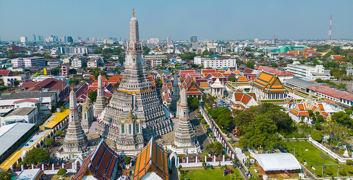 Vista del templo budista Wat Arun en Bangkok