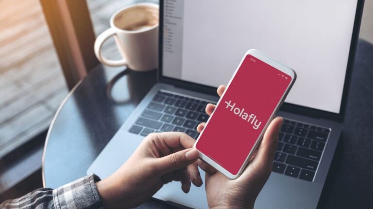 Imagen con dispositivos móviles conectándose a redes confiables con Holafly