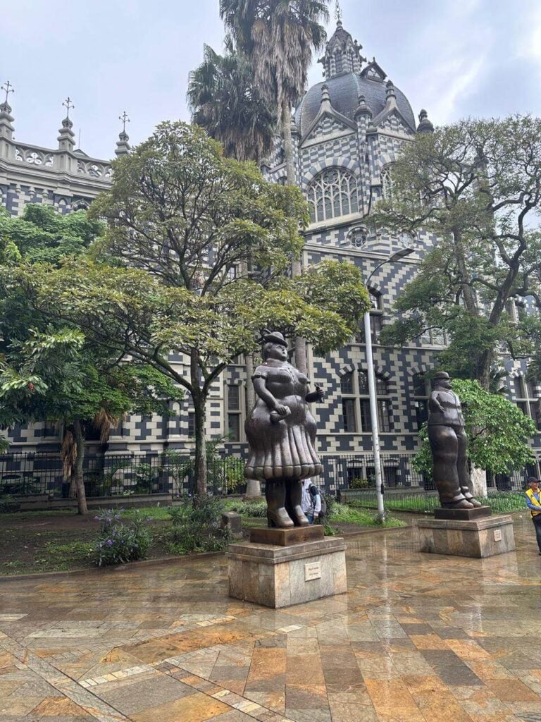 Plaza Botero y el Palacio de la Cultura Rafael Uribe Uribe