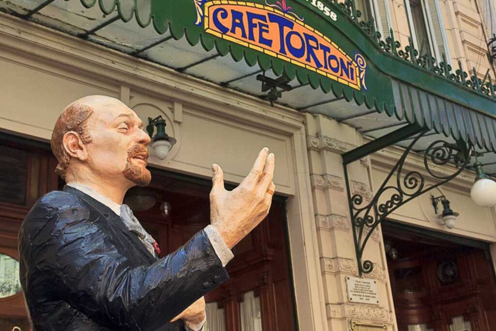 Escultura de Tortoni y fachada del café en Buenos Aires