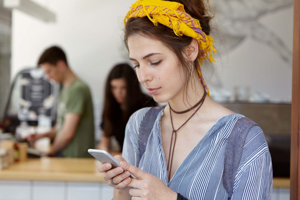 Joven explorando la conectividad eSIM con su smartphone