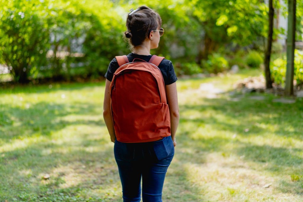 Una chica con una mochila lista para viajar en avión