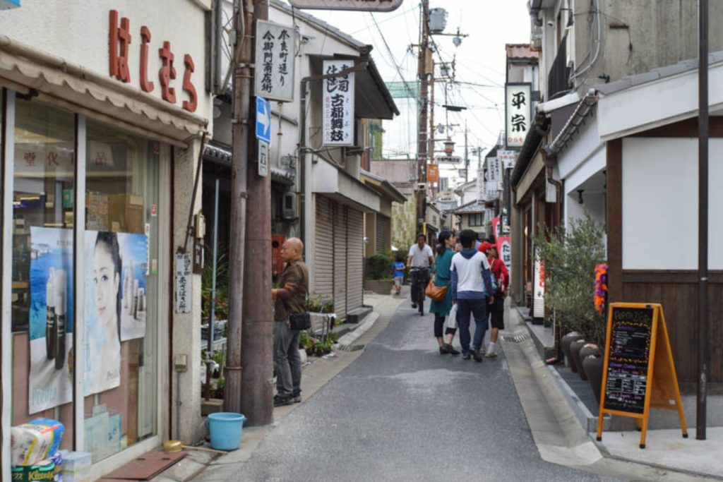 Calle en el antiguo barrio de Naramachi en Nara