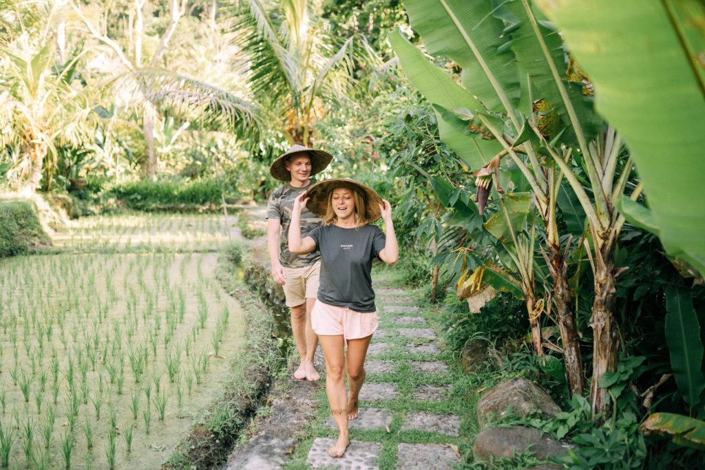 Pareja con ropa cómoda en Bali