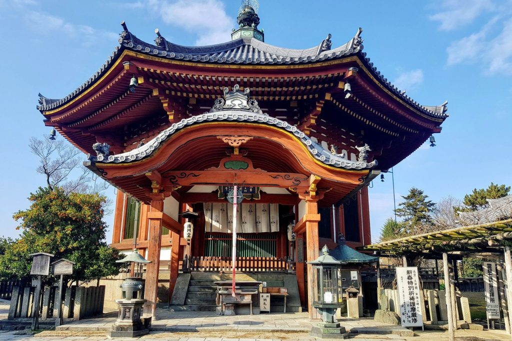 Vista exterior de un tradicional templo budista en Japón