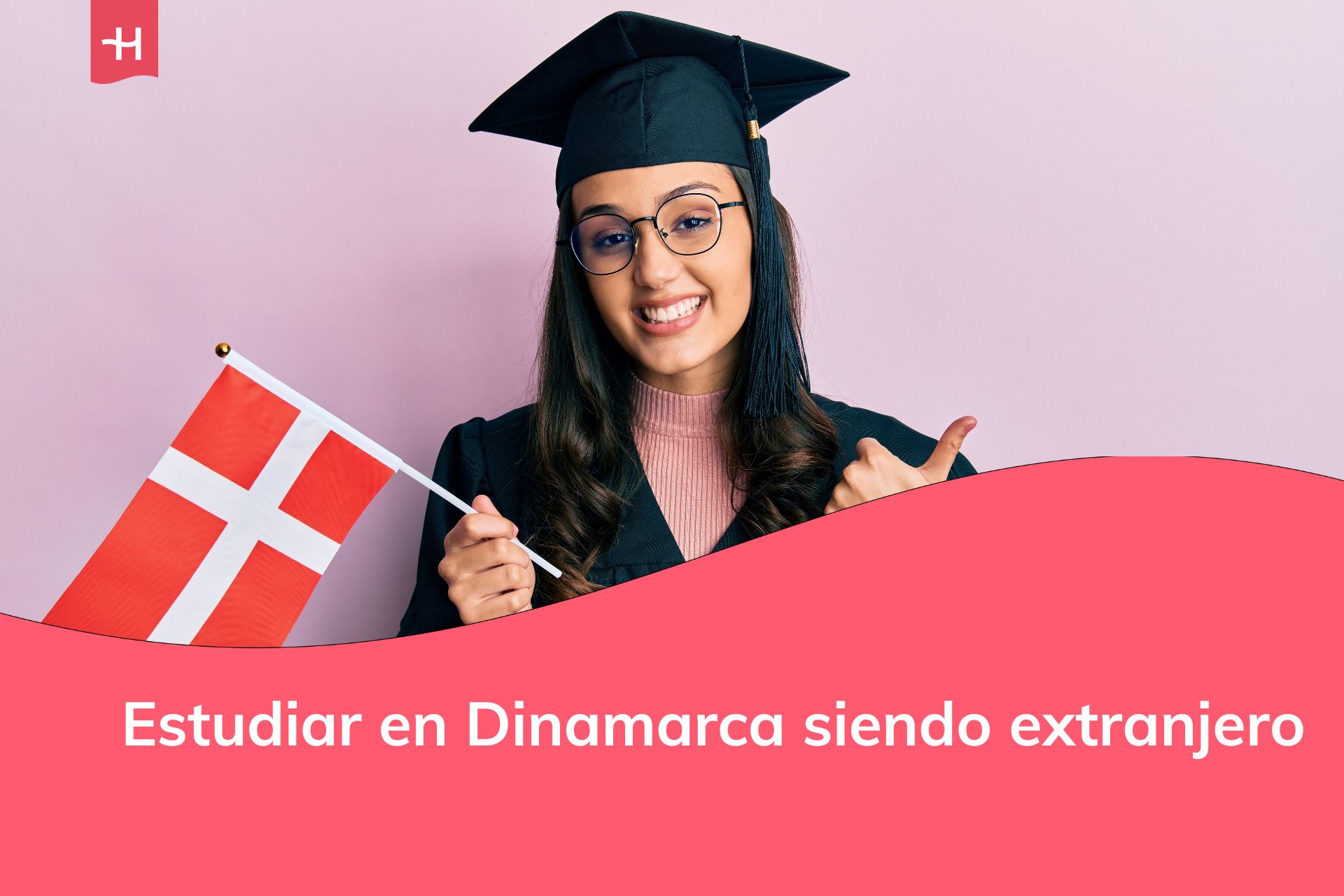 Estudiante internacional ondeando la bandera de Dinamarca