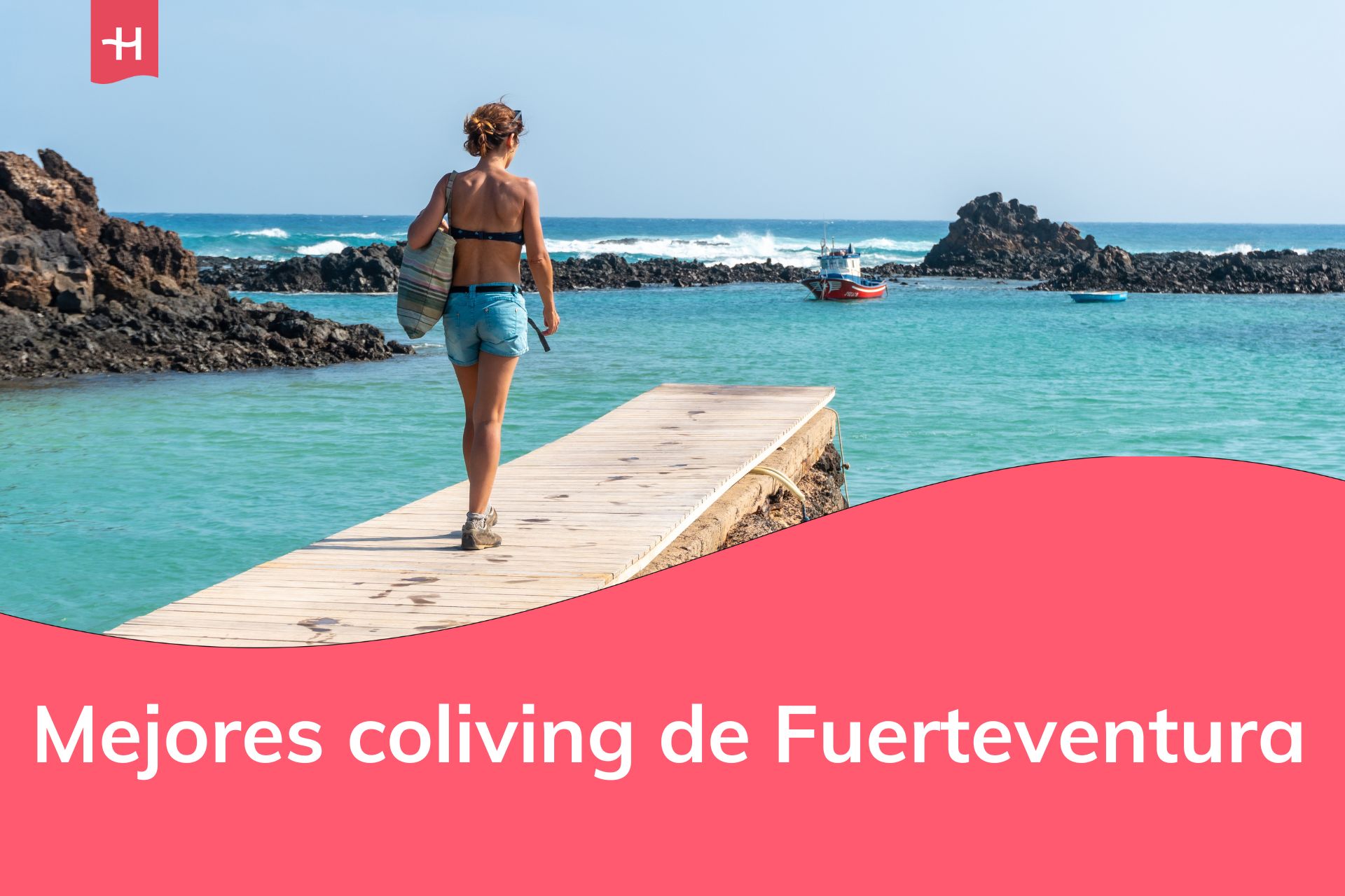 Top espacios coliving de Fuerteventura, Islas Canarias: joven en sendero de madera de la Isla de Lobos, costa norte de la isla