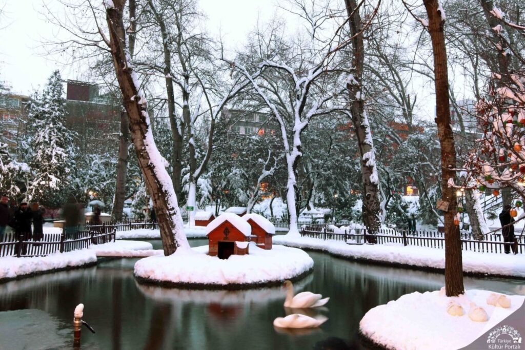 Vista del lago de Kuğulu Park en Ankara