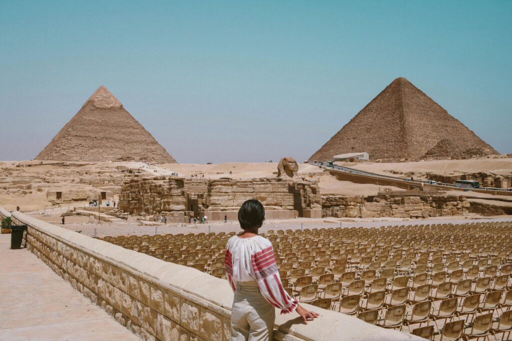 Mujer mirando las pirámides de Egipto