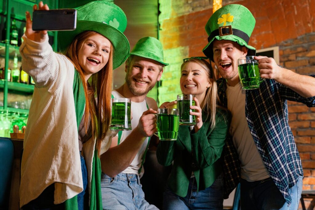 Personas disfrutando el Festival de San Patricio