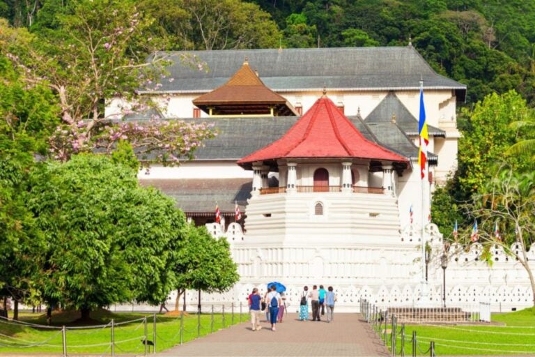 Turistas frente a un templo sagrado en Sri Lanka