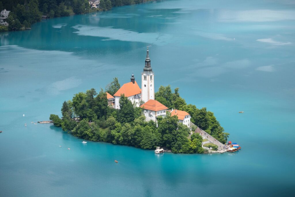 Vista panorámica del lago Bled en el noroeste de Eslovenia