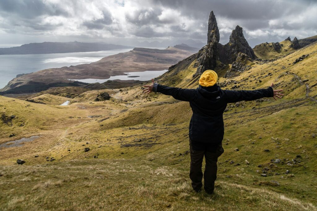 Mujer disfrutando el paisaje natural en Skye. Escocia.