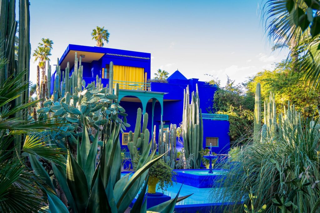 Vista del icónico jardín y edificio azul de Majorelle