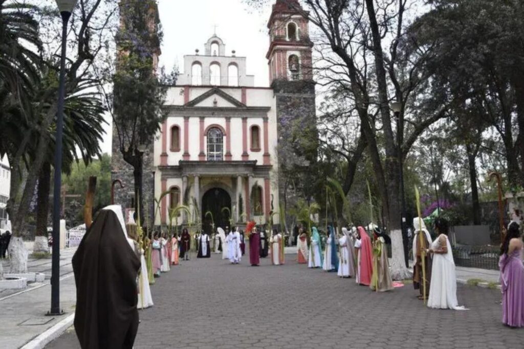 Personas celebrando la Pascua en Iztapalapa, México