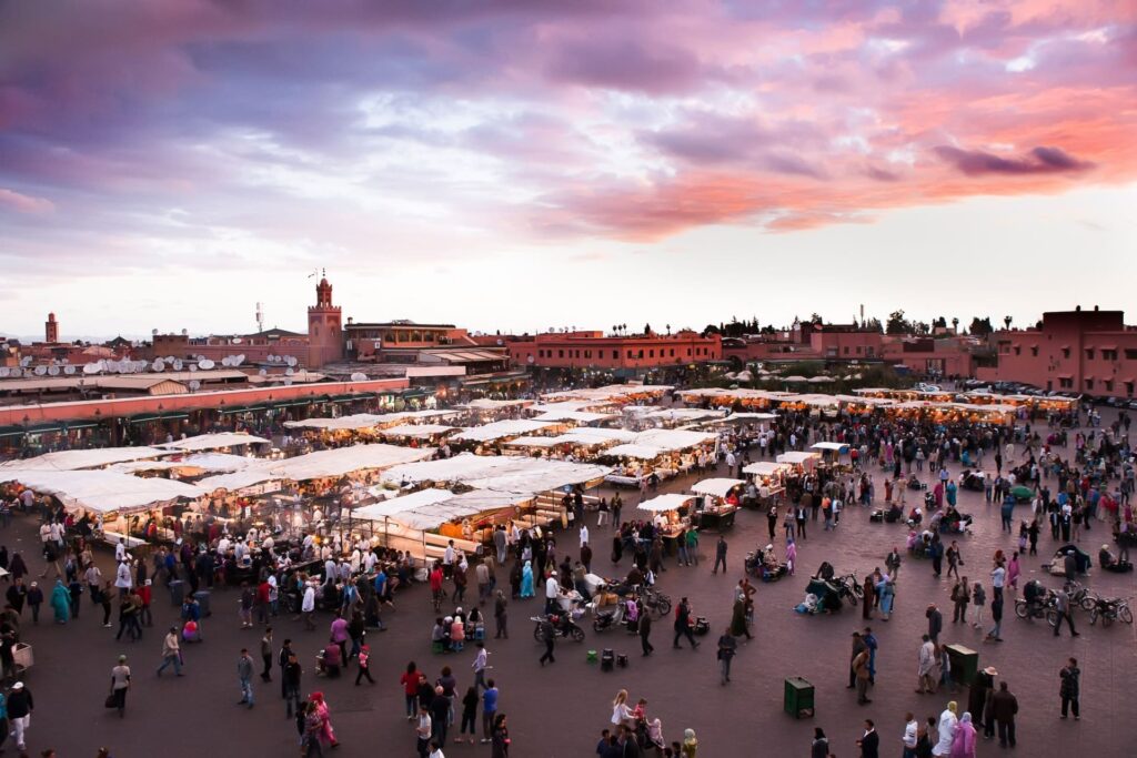 Vista panorámica de la plaza Jemaa el-Fnaa al atardecer