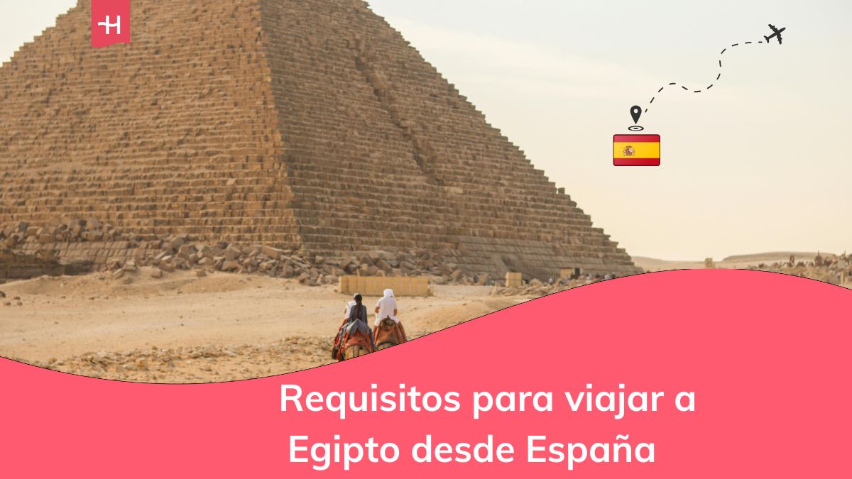 Pirámide de Egipto y personas en camello