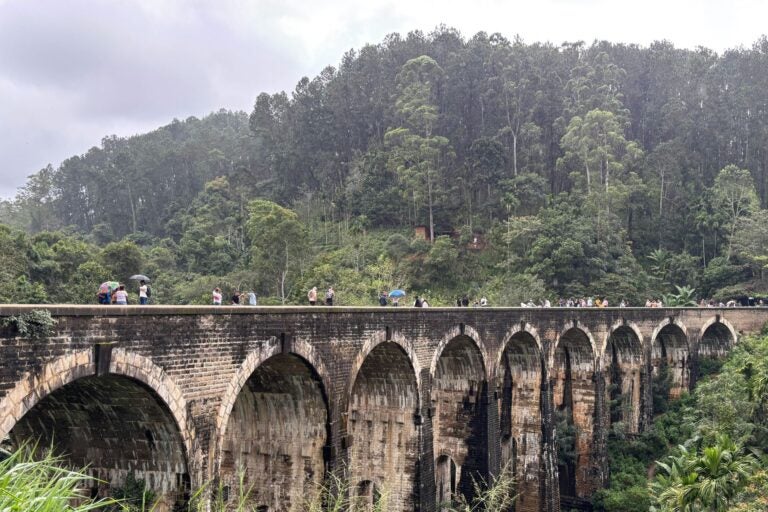Turistas recorriendo el puente Nine Arches Bridge en Sri Lanka
