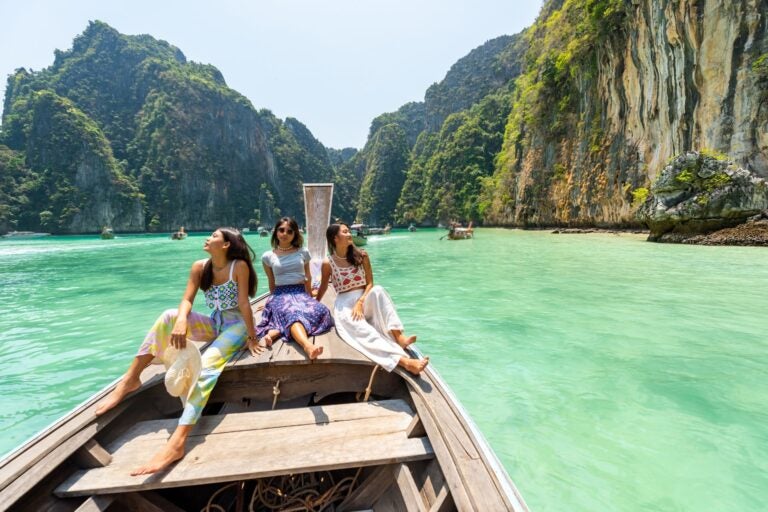 slas Phi Phi, Tailandia: Paisaje con aguas turquesas, acantilados y vegetación.