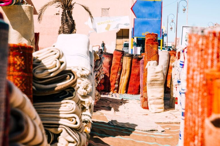 alfombras marroquíes, mercado al aire libre, colores y texturas